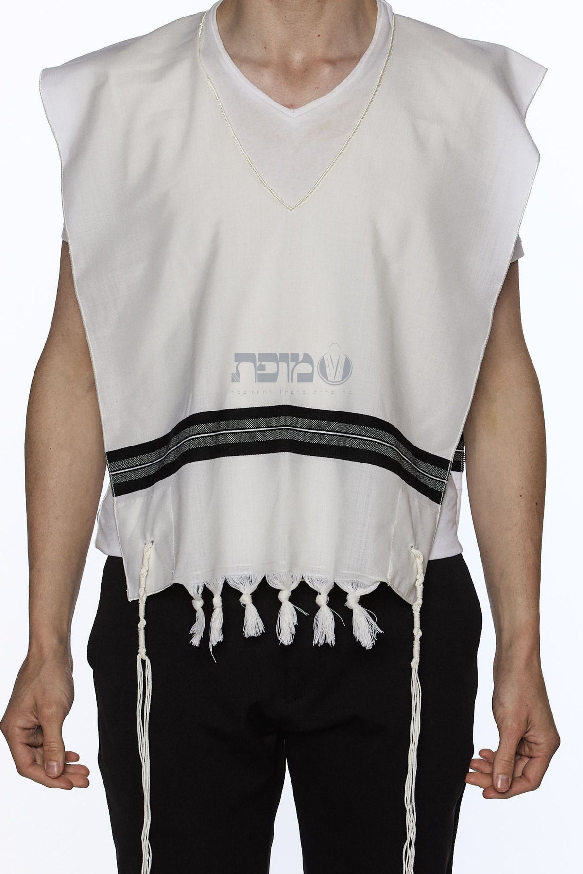 Mofes Chabad cotton tzitzis worn by model