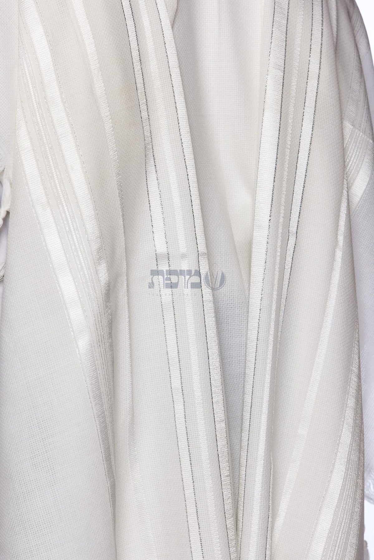 Lamnatzeach white silver wool tallis
